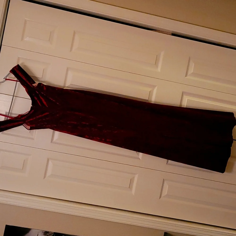 Formal floor length burgundy velvet gown. - Picture 2 of 4